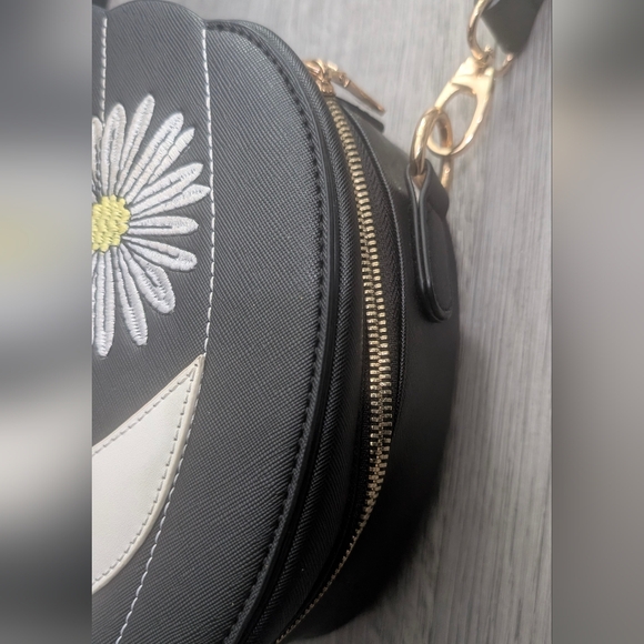 Backstitch Bruja Daisy Pumpkin Crossbody Backpack SOLD OUT Springween Halloween - Picture 5 of 15